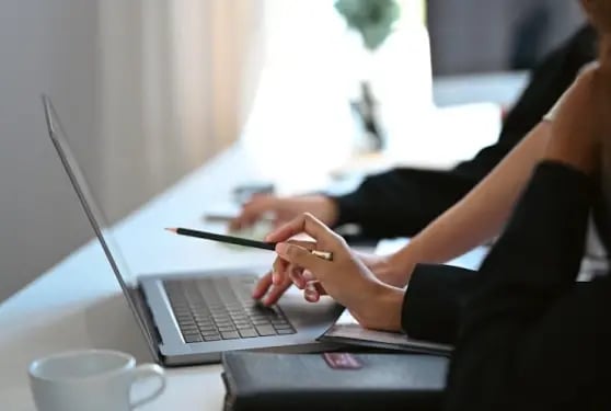 professional_team_discussing_corporate